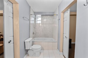 ジェットバス、ヘアドライヤー、タオル、トイレットペーパー