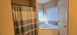 Jetted tub, hair dryer, towels, soap - Beautiful 4-BR/3BA/Great Room, Living Room, Office, WiFi. - 2025 MASTERS RENTAL (Evans)