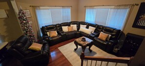 Älytelevisio, takka, DVD-soitin, tietokoneen näyttö