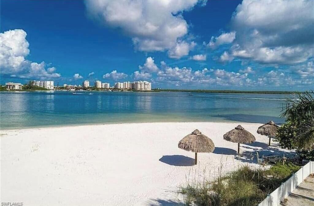 På stranden og solsenger