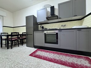 Kühlschrank, Ofen, Herdplatte, Wasserkocher mit Kaffee-/Teezubehör