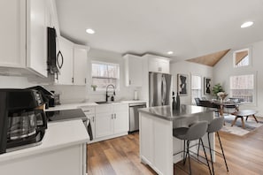 Refrigerador, microondas, horno, placa de cocina