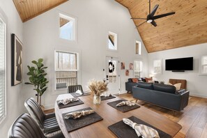 Smart TV, chimenea, videojuegos