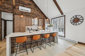 Fridge, microwave, oven, stovetop - Escape to Mont-Tremblant: A Luxurious Retreat Awaits You (La Conception)