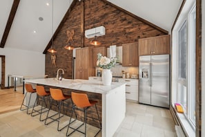 Fridge, microwave, oven, stovetop - Escape to Mont-Tremblant: A Luxurious Retreat Awaits You (La Conception)