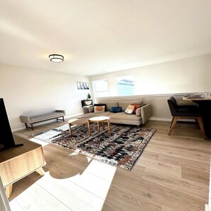 Living area - Pike’s Peak Residence. Charming 1-bedroom apartment in lovely Colorado Springs (Colorado Springs)