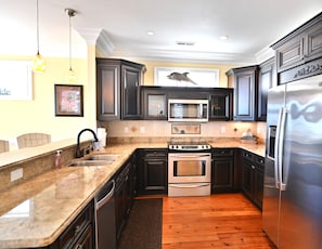 Fridge, microwave, oven, stovetop - 3BR Luxury Vacation Home - Unbeatable Location and View (Myrtle Beach)
