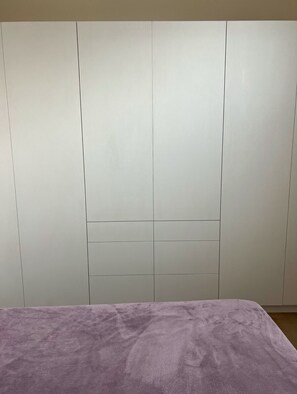 2 habitaciones, tabla de planchar con plancha, wifi y ropa de cama