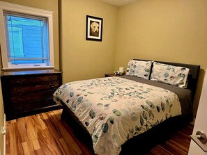 2 slaapkamers, een bureau, een strijkplank/strijkijzer, gratis wifi