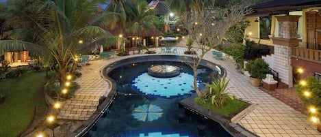 2 outdoor pools