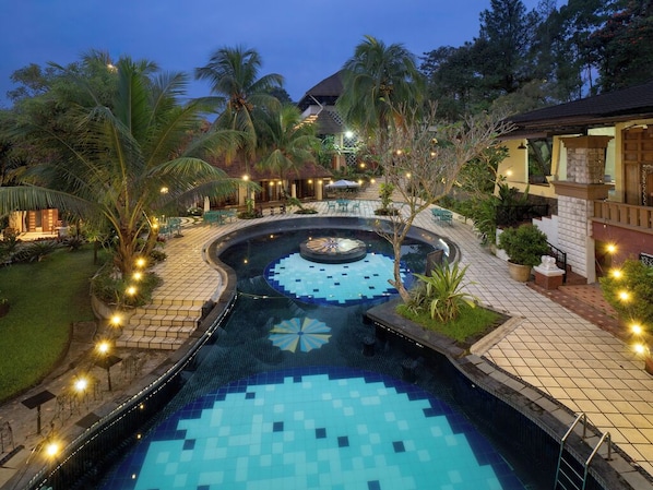 2 piscines extérieures