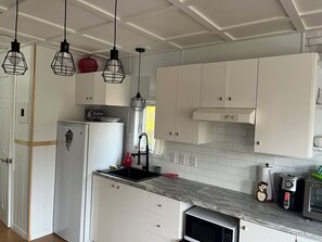 Jääkaappi, mikroaaltouuni, kahvin-/teenkeitin, vedenkeitin