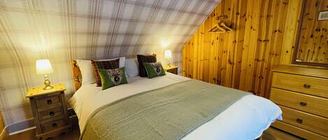 Cottage, 3 Bedrooms | Blackout drapes, travel crib