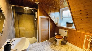 Cottage, 3 Bedrooms | Bathroom | Towels, soap, shampoo, toilet paper - Traditional Highland Cottage Near Loch Ness-sleeps 6 (Inverness)
