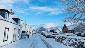 Front of property - Traditional Highland Cottage Near Loch Ness-sleeps 6 (Inverness)