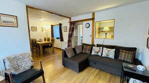 Cottage, 3 Bedrooms | Living room | 42-inch LCD TV with digital channels, Netflix, streaming services - Traditional Highland Cottage Near Loch Ness-sleeps 6 (Inverness)