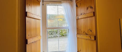 Cottage, 3 Bedrooms | Blackout curtains, travel cot