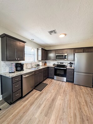 Refrigerador, microondas, horno y parrilla de estufa 