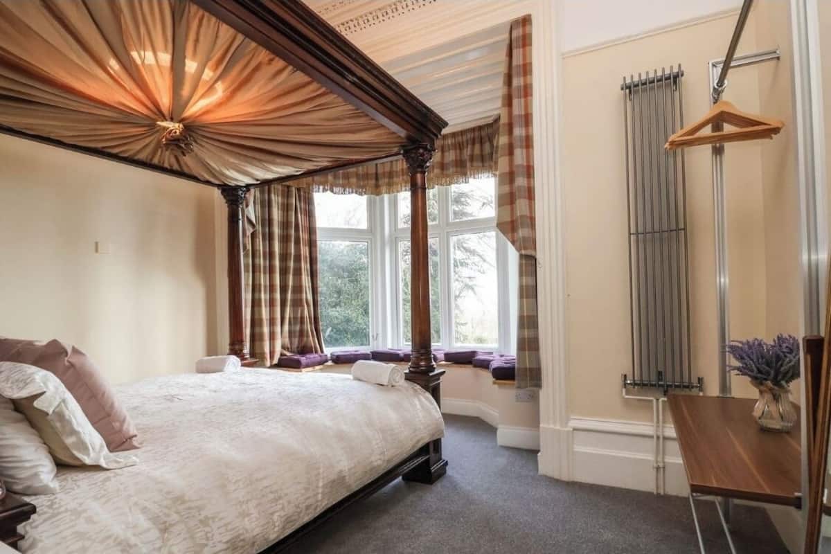 Double Room (Four Poster) | Free WiFi