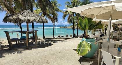 Villa Naïa swimming pool, lagoon and beach access