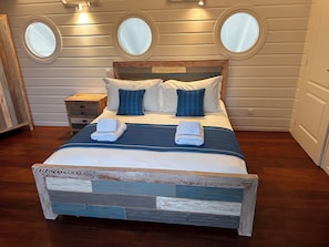 5 bedrooms, iron/ironing board, travel cot, WiFi