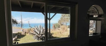 Black Sands Escape- Ocean and Range Views- Comfort