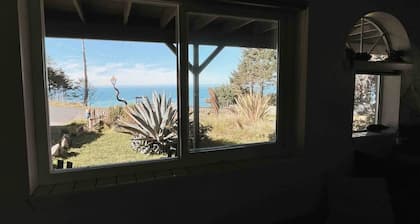 Black Sands Escape- Ocean and Range Views- Comfort