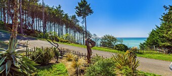 Black Sands Escape- Ocean and Range Views- Comfort