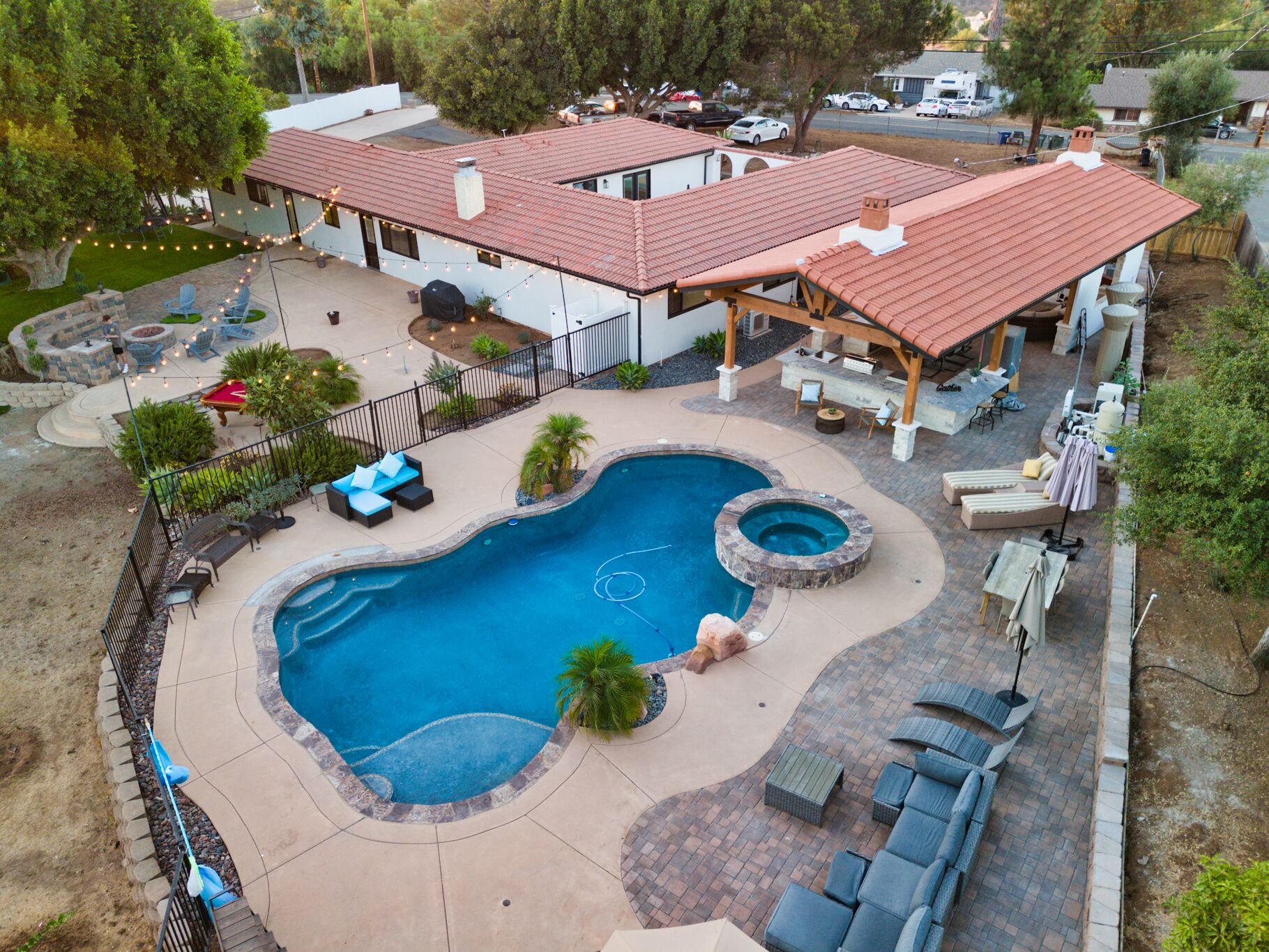 Una piscina al aire libre