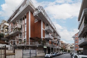Exterior - GuestHost - Spacious apartment of 72 sqm perfect for 4 people. Located on the second floor with elevator, 6 steps to access (NOT suitable for disabled) a building halfway between Villa Pamphili and the Vatican (reachable in about 28 minutes walk) the str (Roma)
