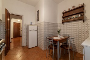Dining - GuestHost - Spacious apartment of 72 sqm perfect for 4 people. Located on the second floor with elevator, 6 steps to access (NOT suitable for disabled) a building halfway between Villa Pamphili and the Vatican (reachable in about 28 minutes walk) the str (Roma)