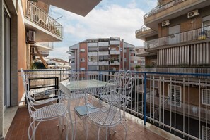 Outdoor dining - GuestHost - Spacious apartment of 72 sqm perfect for 4 people. Located on the second floor with elevator, 6 steps to access (NOT suitable for disabled) a building halfway between Villa Pamphili and the Vatican (reachable in about 28 minutes walk) the str (Roma)