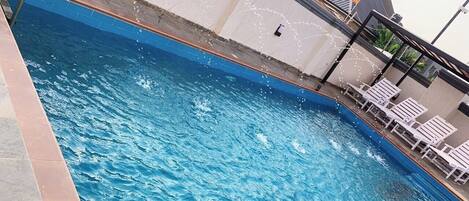 Una piscina cubierta
