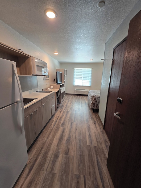 Full-size fridge, microwave, stovetop