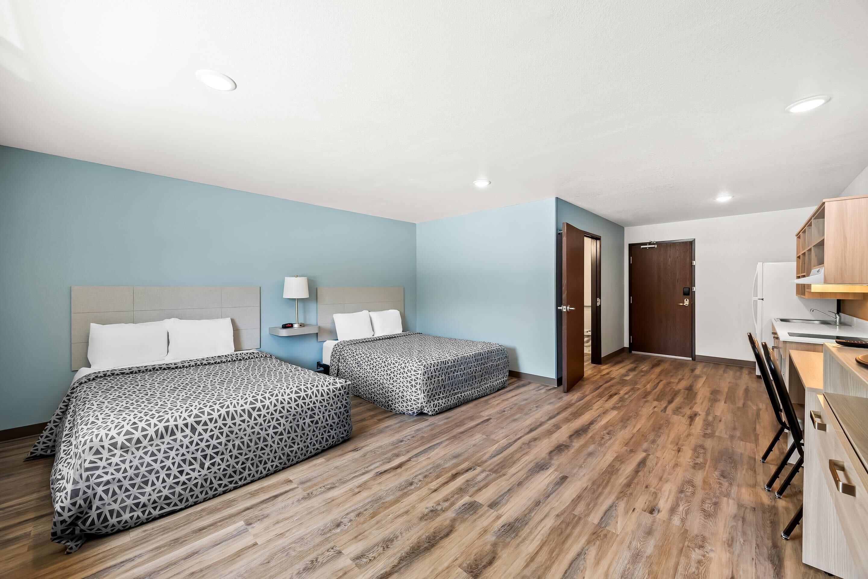 Hypo-allergenic bedding, blackout drapes, free WiFi, bed sheets