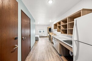 Cortinas blackout, wifi gratis y ropa de cama 