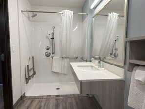 Towels, soap, shampoo, toilet paper - WoodSpring Suites Jackson Hub City (Jackson)