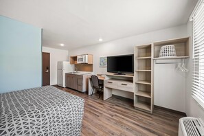Phòng Suite, 1 giường cỡ queen, không hút thuốc | Bộ đồ giường kháng dị ứng, màn/rèm cản sáng 