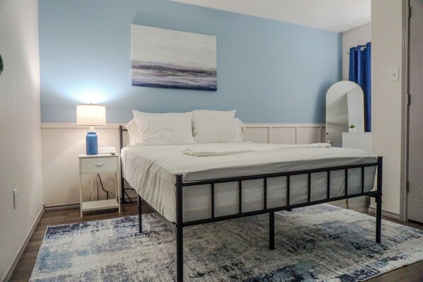 3 bedrooms, iron/ironing board, WiFi, bed sheets - Charming 3-bedroom townhome with AC and WiFi in welcoming Laredo (Laredo)