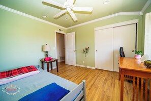 2 Schlafzimmer, Zimmersafe, Schreibtisch, Bügeleisen/Bügelbrett