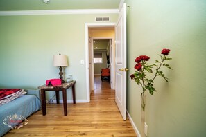 2 Schlafzimmer, Zimmersafe, Schreibtisch, Bügeleisen/Bügelbrett