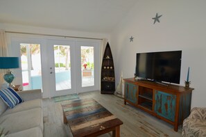 Smart TV - "SeaCove" Beachside Bungalow with AC and WiFi in charming Rum Point (Rum Point)
