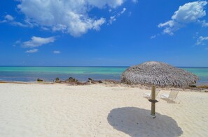 Sun-loungers, beach towels - "SeaCove" Beachside Bungalow with AC and WiFi in charming Rum Point (Rum Point)