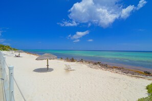 Sur la plage, chaise longue, serviettes de plage
