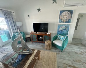 Interior - "SeaCove" Beachside Bungalow with AC and WiFi in charming Rum Point (Rum Point)