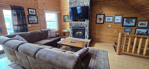 Spacious Wisp Retreat w/ Views & Game Room