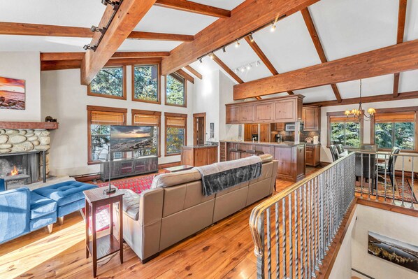 テレビ、暖炉、書斎 / ワークスペース