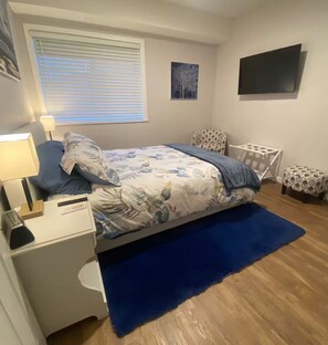 2 makuuhuonetta, tallelokero huoneessa, työpöytä, silitysrauta/-lauta
