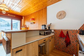 Een koelkast, een oven, een vaatwasser, een broodrooster