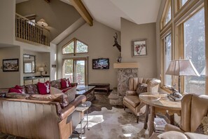 Smart TV, fireplace - ​7th Nt FREE Lift across the St, Pvt Hot Tub, BBQ, Views, Comm Pool/Spa, Shuttle (Breckenridge)